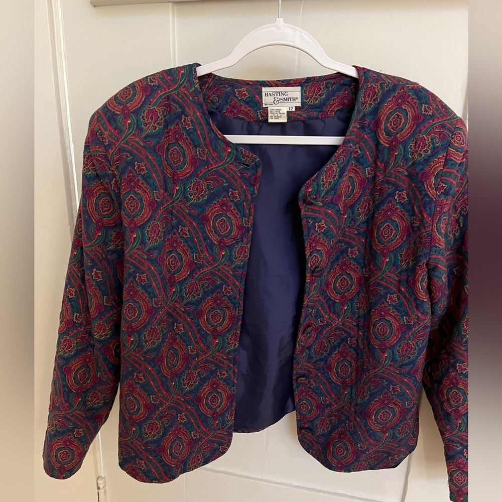 Suit jacket with shoulder pads